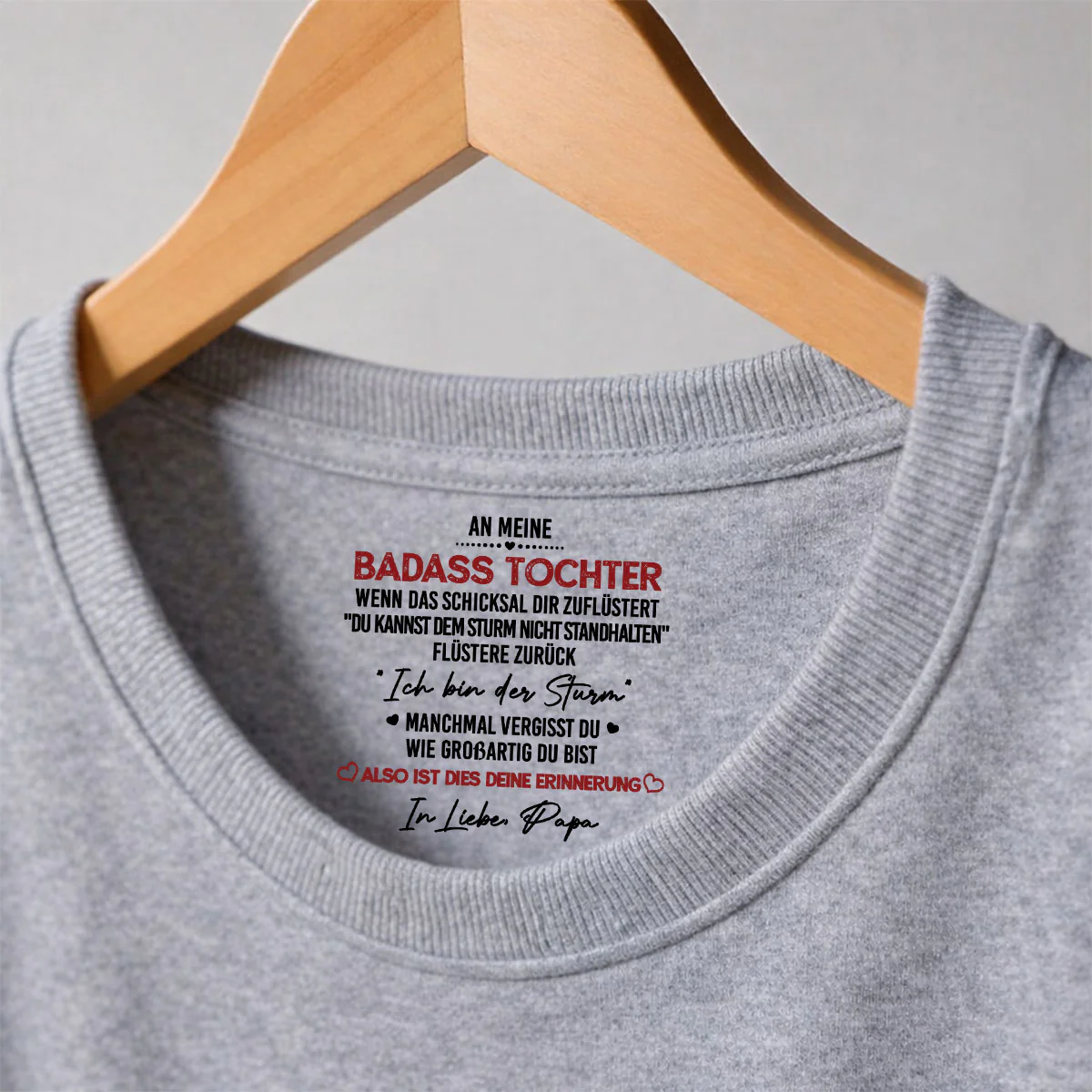 Ich bin der Sturm – Personalisiertes T-Shirt mit Innenhalsdruck - Image 3